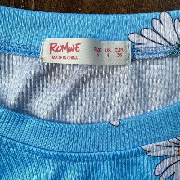 Romwe Daisy Print Blue Crop Top Size Small - Picture 4 of 6